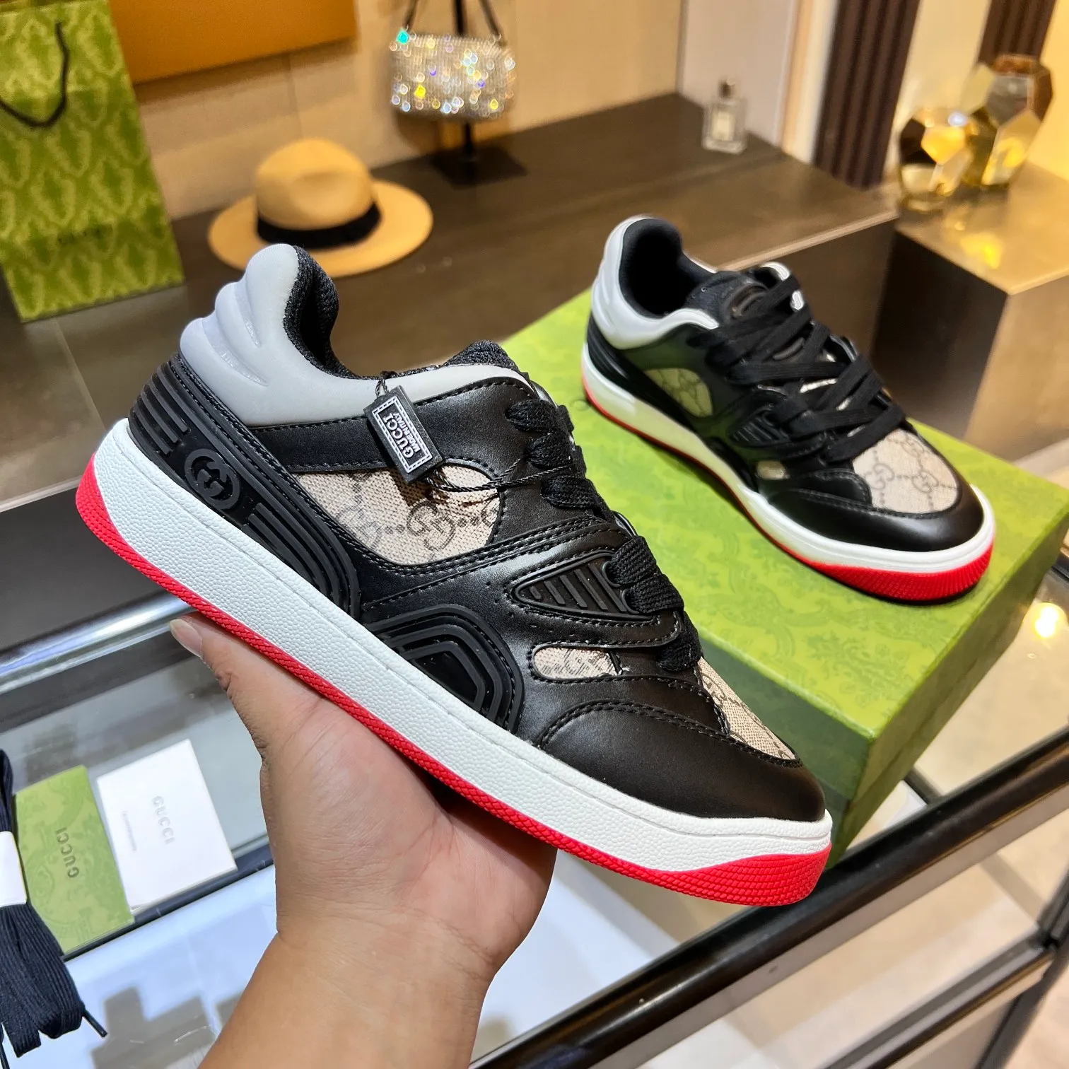 👟👟Ex-factory price 600👟👟 Men's size +10 high version, the top version of 2022 Gucci low-top sneakers! The new colors are reproduced one to one. New style for early spring, creating a perfect style💣💣💣street style🔥🔥🔥cool and trendy C-level fashionable outfit with a retro and futuristic feel🌹🌹🌹classic boot shape + British color-blocking design, super eye-catching. Various leather splicing, original reverse mold last type, imported high-end knitting needles showing exquisite texture! Open mold to customize high-density TPU outsole. 15 colors come out first. Size: Female 35-41 Male 39-46